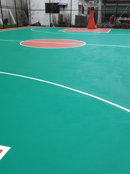 巴楚 球场长期使用易出现地面开裂